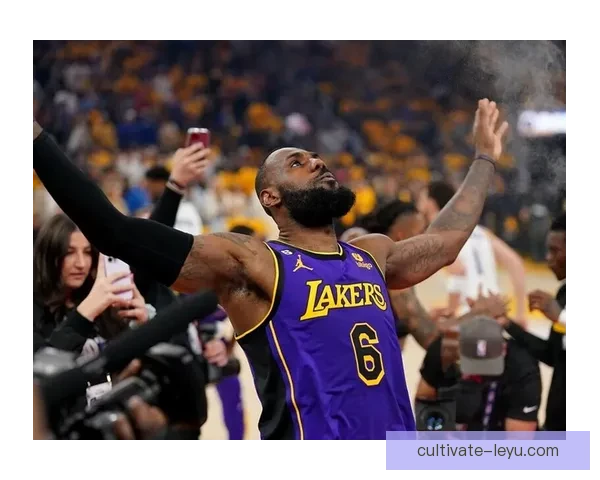 NBA最新动态:詹姆斯伤退湖人遭遇重创,勇士强势复苏迎来连胜 NBA最新动态:詹姆斯伤退湖人遭遇重创,勇士强势复苏迎来连胜